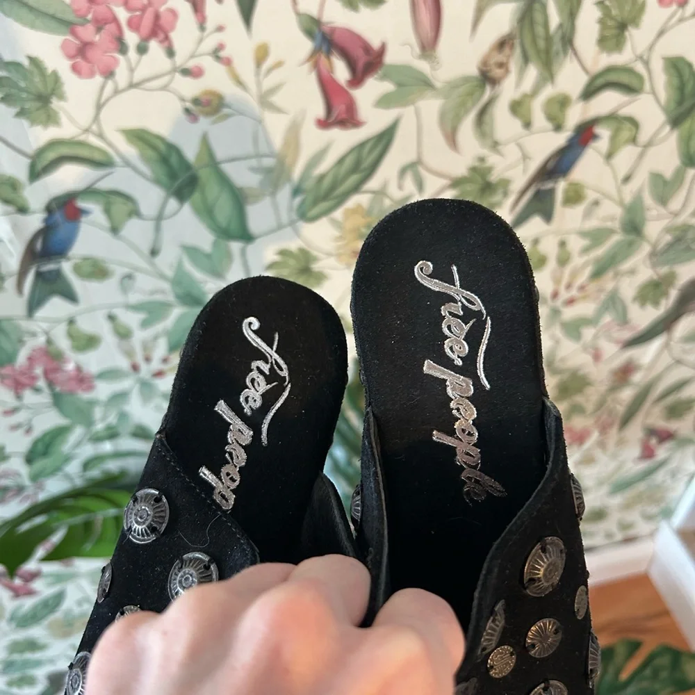 NWT FRee🔥People Black/Tan Studded Clogs SIZE 7.5 - Picture 5 of 6